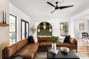 Smart TV, table tennis