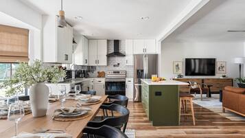 Jääkaappi, mikroaaltouuni, uuni, liesi