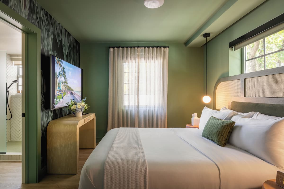 Comfort Suite | Premium bedding, blackout curtains, iron/ironing board, free WiFi
