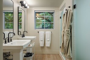 Comfort Suite | Bathroom | Shower, hair dryer, towels, soap - ART DECO MARELA BOUTIQUE (Miami Beach)