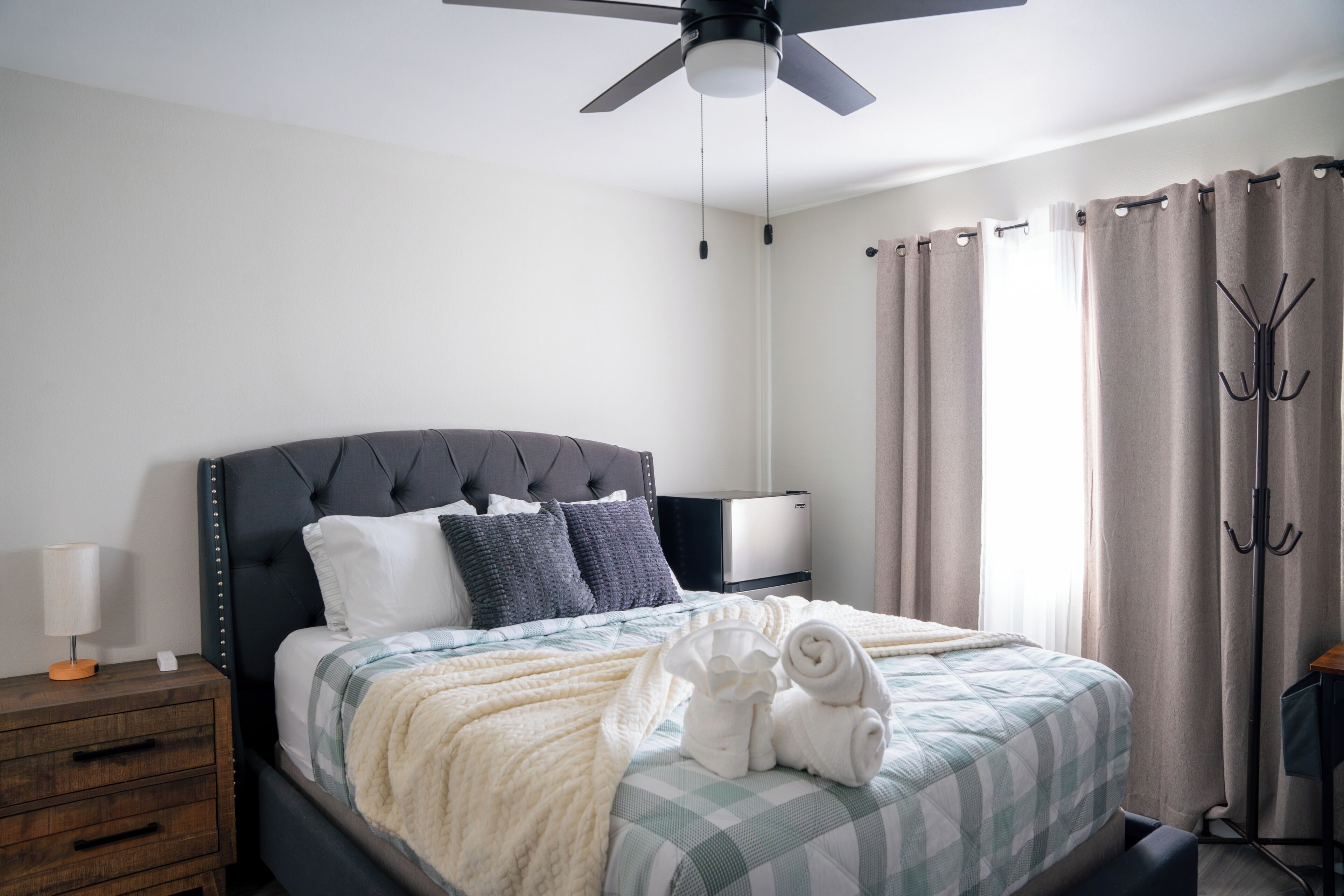 4 bedrooms, desk, iron/ironing board, travel crib