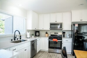 Fridge, microwave, oven, stovetop - Dual Master Rooms - Perfect for Groups & Family-friendly - Fire Pit, BBQ, Games (Moreno Valley)