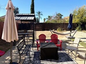 Outdoor dining - Dual Master Rooms - Perfect for Groups & Family-friendly - Fire Pit, BBQ, Games (Moreno Valley)