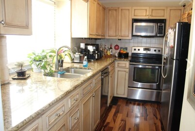 Cozy 3-bedroom, lakefront condo 
