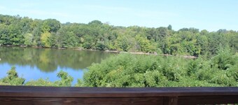 Cozy 3-bedroom, lakefront condo 