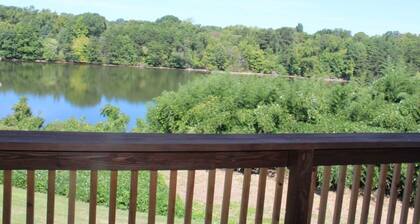 Cozy 3-bedroom, lakefront condo
