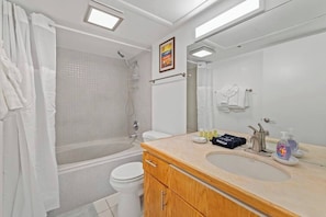 Kostenlose Toilettenartikel, Haartrockner, Handtücher