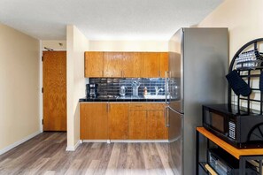 Frigorífico, microondas, placa de cocina y cafetera o tetera