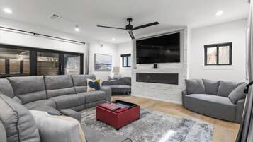 Smart TV, fireplace