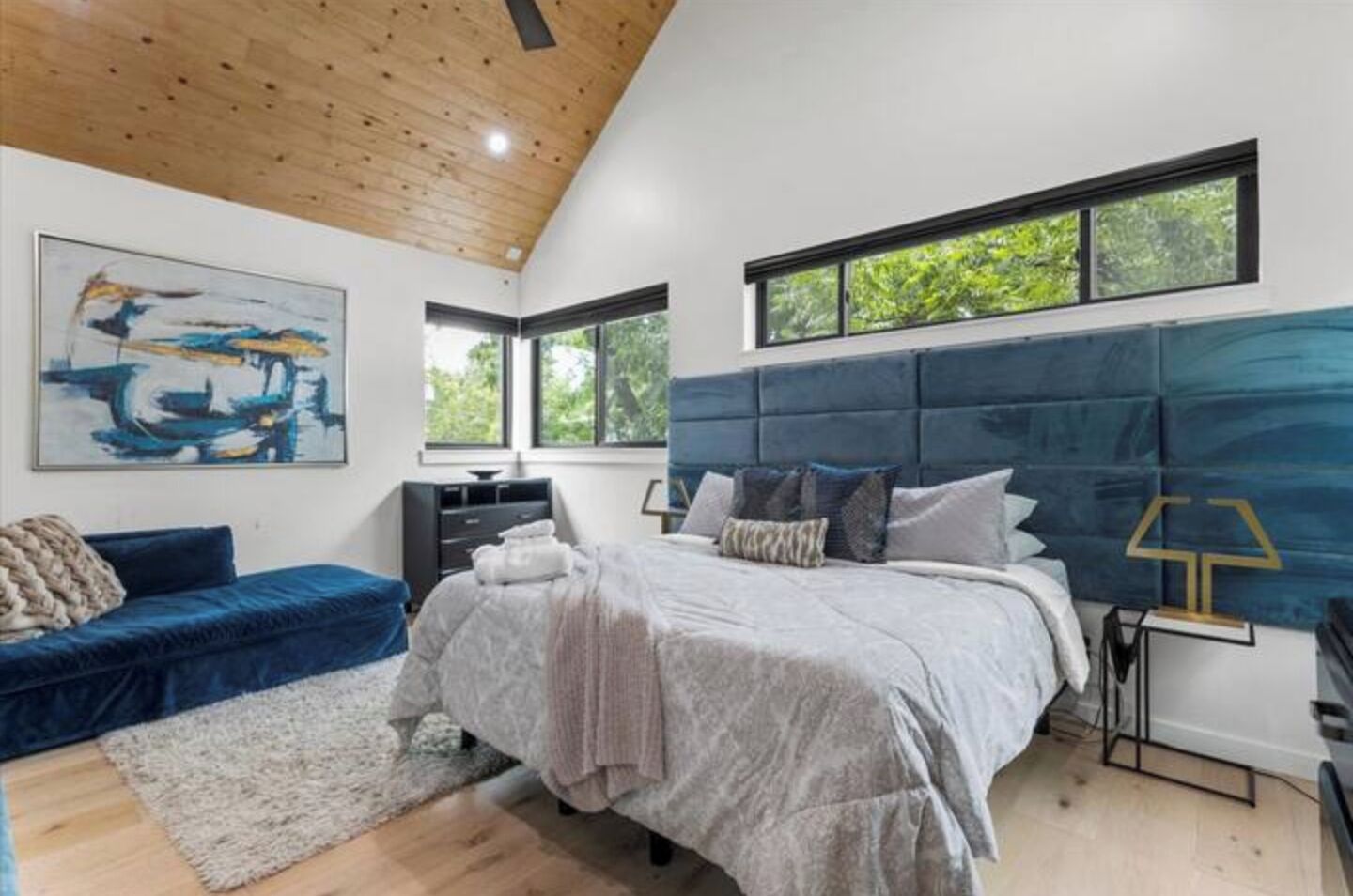 8 slaapkamers, een bureau, een strijkplank/strijkijzer, gratis wifi