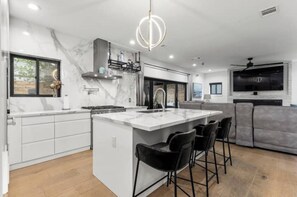 Réfrigérateur, four à micro-ondes, un four, surface de cuisson