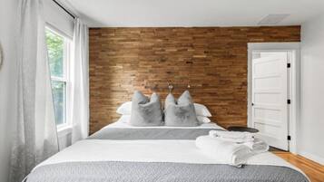 8 bedrooms, desk, iron/ironing board, free WiFi