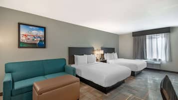 Een bureau, een laptopwerkplek, een strijkplank/strijkijzer