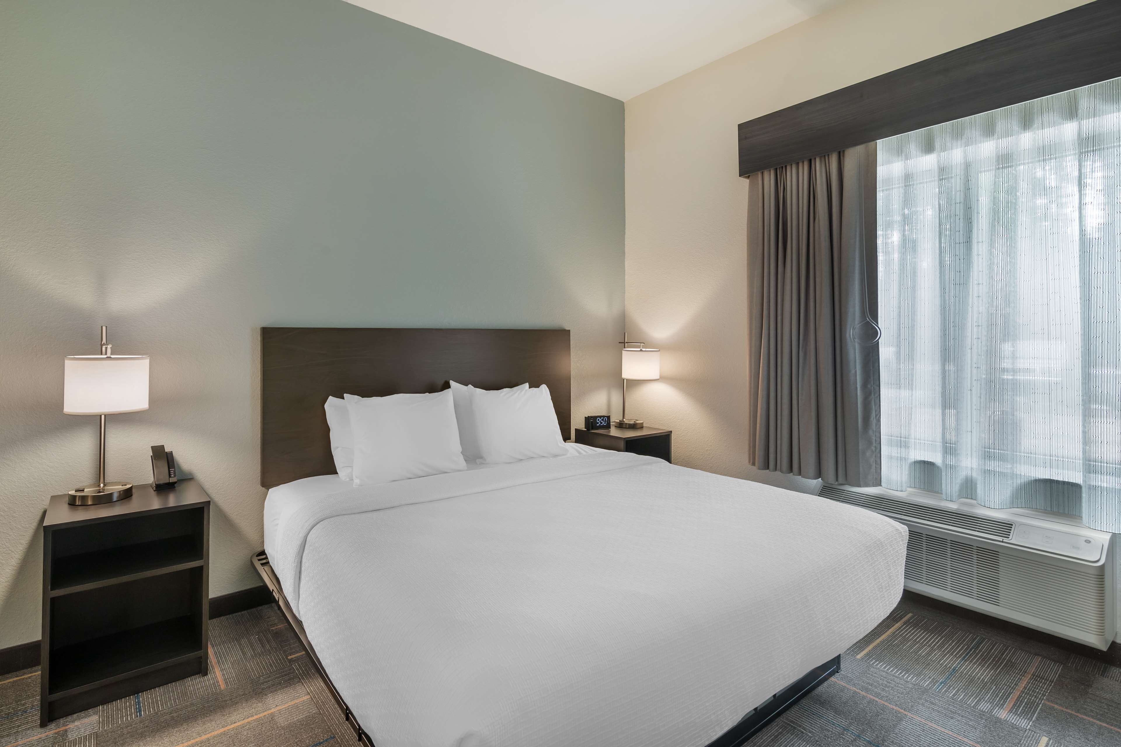 Een bureau, een laptopwerkplek, een strijkplank/strijkijzer