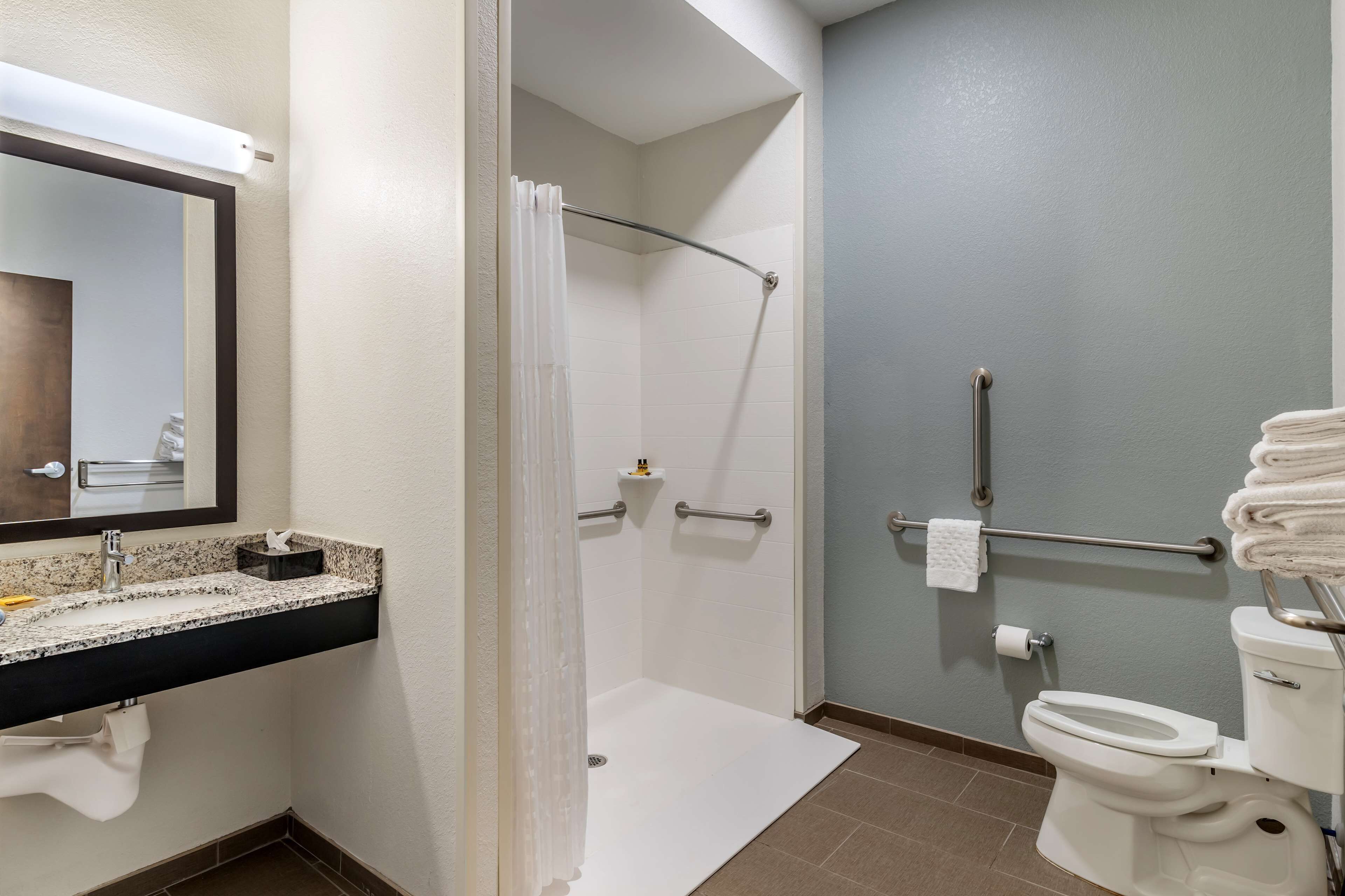 Un baño con ducha, inodoro y lavamanos.