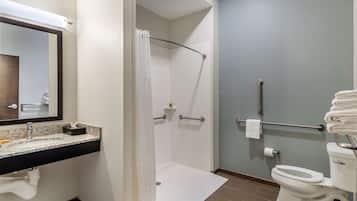 Un baño con ducha, inodoro y lavamanos.