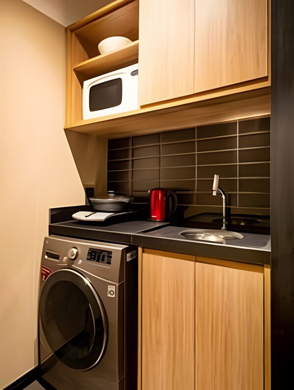 Apartamento | Cozinha americana privada | Geladeira, micro-ondas, talheres/pratos/utensílios de cozinha