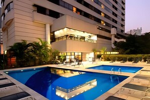 อพาร์ทเมนท์ | สระว่ายน้ำ | 2 สระว่ายน้ำกลางแจ้ง