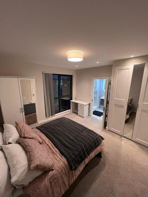 Apartment | 3 bedrooms, iron/ironing board, free WiFi, bed sheets