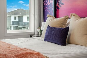 3 bedrooms, desk, travel crib, free WiFi - Northern Reflections | Mini Nordic Spa | Game Room (Cochrane)