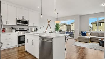 Jääkaappi, mikroaaltouuni, uuni, liesi