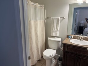 Shower, hair dryer, towels, soap - Southern Charm at Peacock Point  (Thomasville)