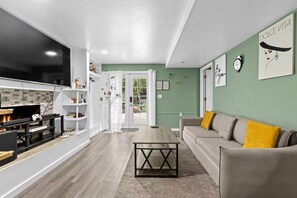Smart-TV, Kamin, Tischtennisplatte