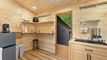 Køleskab, mikrobølgeovn, ovn, kogeplade