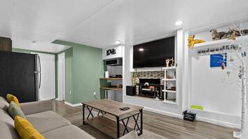 Smart TV, fireplace, ping pong