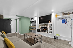 Smart-TV, Kamin, Videospiele, Tischtennisplatte