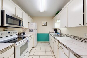 Kühlschrank, Mikrowelle, Ofen, Herdplatte