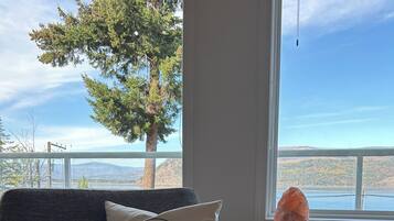 Una Smart TV, una chimenea, un futbolín