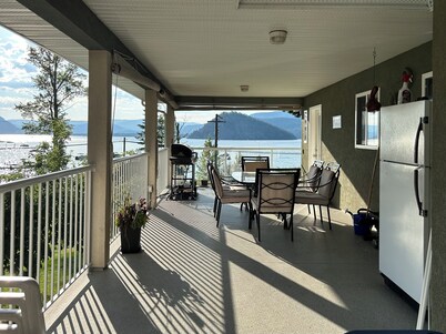 Lone Tree Lodge: Semi-waterfront with private beach, dock, boat launch + buoy