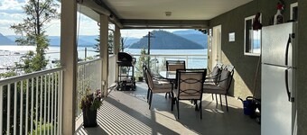 Lone Tree Lodge: Semi-waterfront with private beach, dock, boat launch + buoy