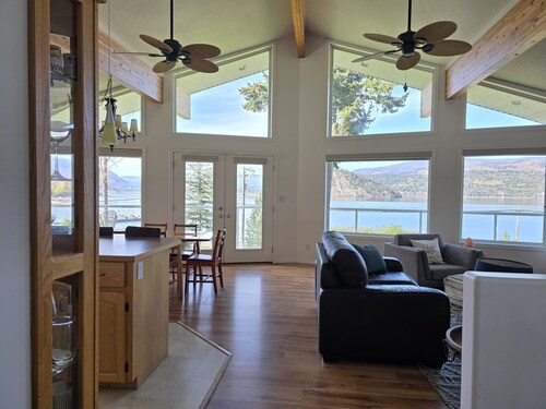 Lone Tree Lodge: Semi-waterfront with private beach, dock, boat launch + buoy