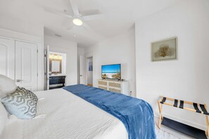 4 bedrooms, iron/ironing board, free WiFi, bed sheets - 🦩Book Me Baby! Penthouse Paradise at Seacrest🦩 (Seacrest Beach)