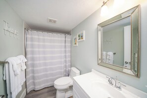 Haartrockner, Handtücher, Seife, Toilettenpapier