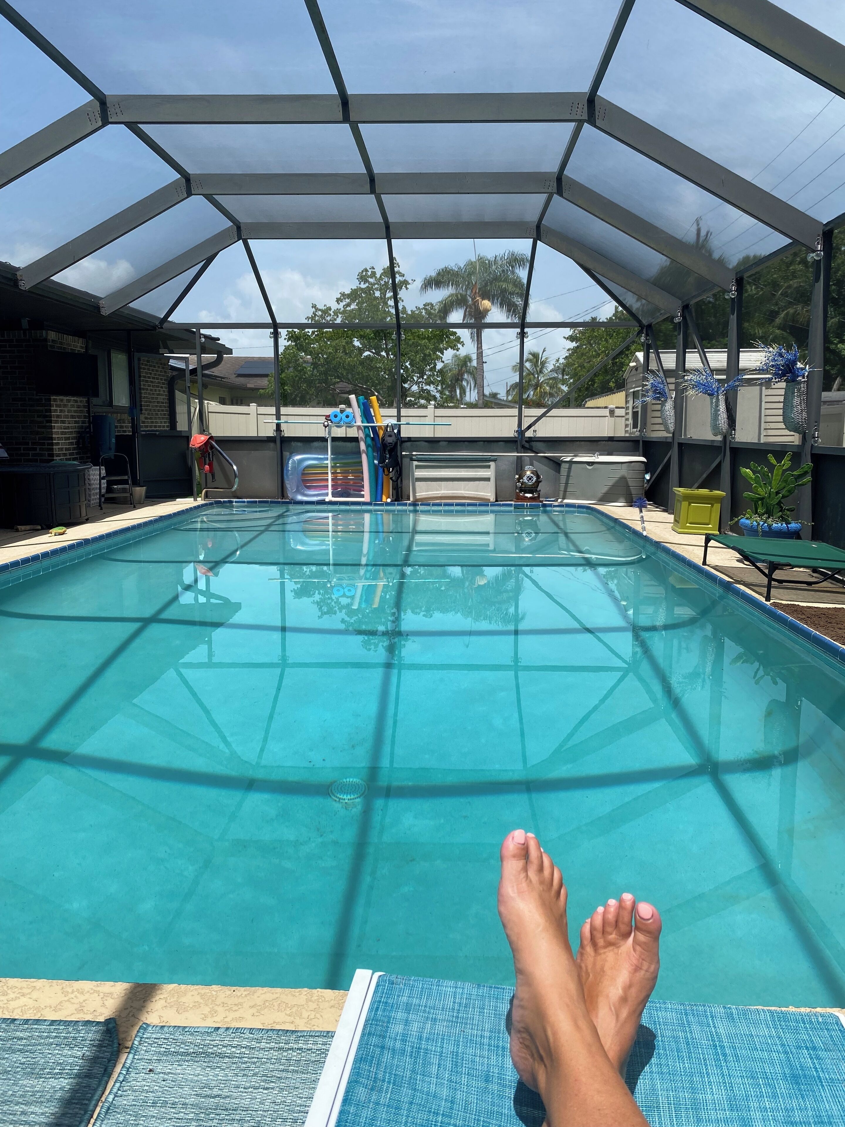 Una piscina con zona cubierta, tobogán y jacuzzi.