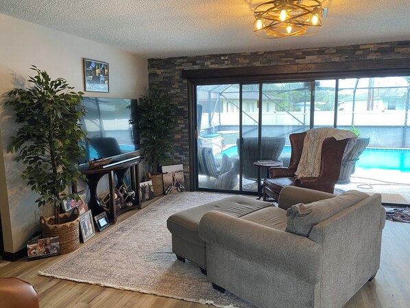 Smart TV - Rustic Elegance- Private Heated Salt pool, 2 bed, 2 bath, Fenced & Pet friendly (Port St Lucie)