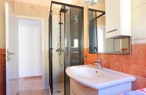 Douche, sèche-cheveux, serviettes fournies