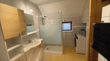 Een douche, een haardroger, handdoeken, zeep