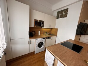 Réfrigérateur, micro-ondes, plaque de cuisson, lave-vaisselle