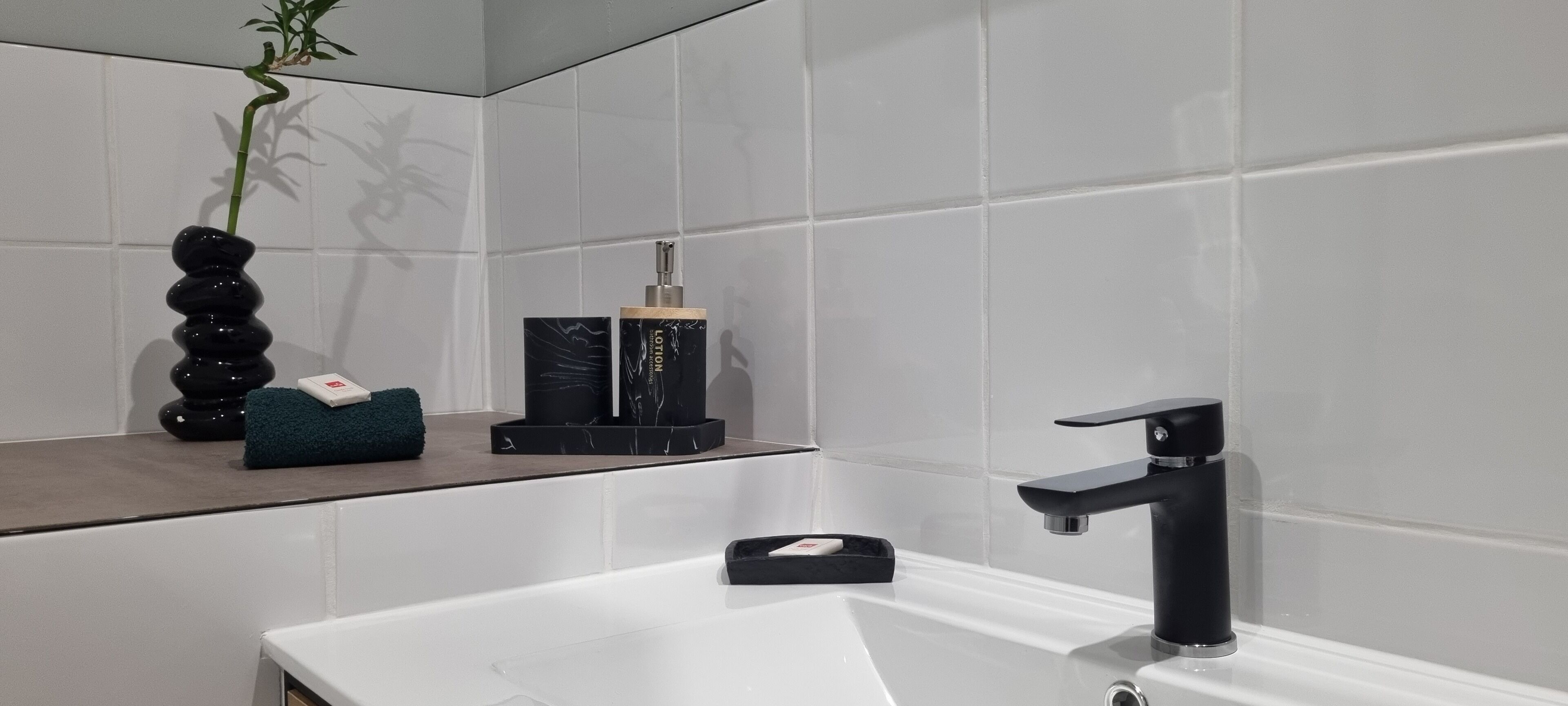 淋浴设施、吹风机、毛巾、肥皂