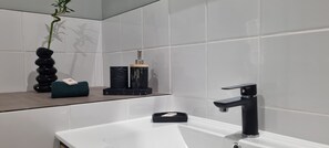 Suihku, hiustenkuivaaja, pyyhkeet, saippua