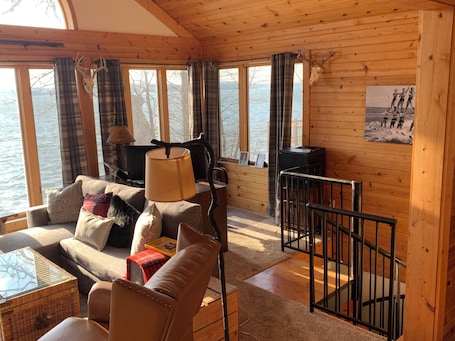 Smart TV, ping pong, books, printers. German lake Family Adventures