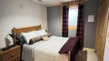 4 bedrooms, desk, iron/ironing board, free WiFi