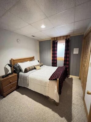4 bedrooms, desk, iron/ironing board, free WiFi