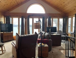 Smart-TV, Tischtennisplatte, Bücher, Drucker