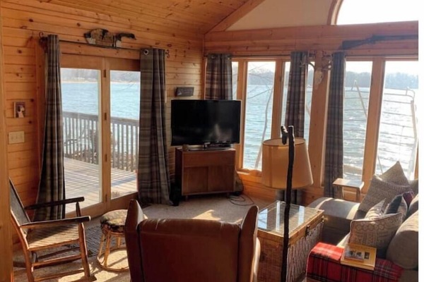 Smart TV, mesa de ping pong, libros, impresora