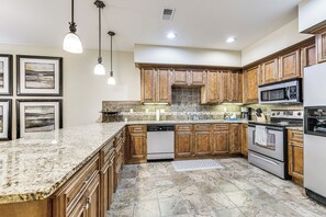 Fridge, microwave, oven, stovetop - Quiet Condo w/ Patio: 3 Mi to Dtwn Branson! (Branson)